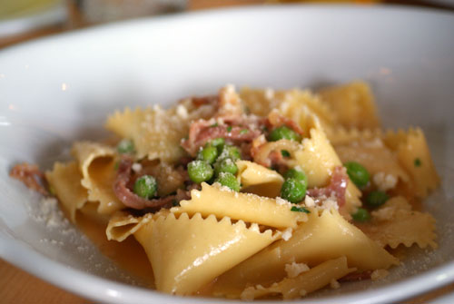 Pappardelle con piselli e prosciutto