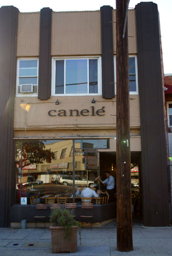 Canelé Exterior